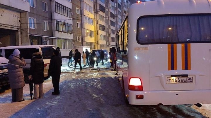 Более 50 человек спасли при пожаре в жилом доме в Иркутске - Новости на Вести.ru