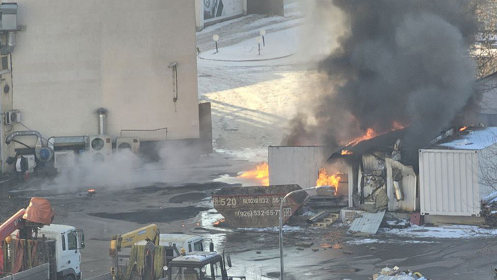 Пожарные потушили горящую машину и бытовки на юге Москвы - Новости на Вести.ru