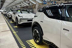 Geely отказал россиянину в замене окна на новом авто за два миллиона