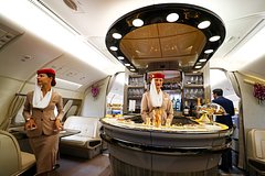 Российская стюардесса рассказала о жестком контроле внешности в Emirates