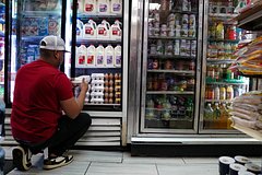 Россиянин зашел в супермаркет в Майями и сравнил цены на продукты в США и России