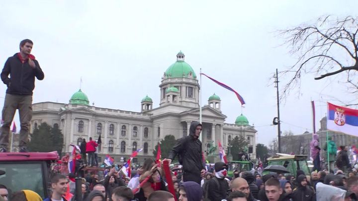 МИД Сербии: протесты в Белграде собрали 107 тысяч человек - Новости на Вести.ru