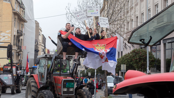 Протестующие в Белграде перекрыли улицы рядом со зданием администрации Вучича - Новости на Вести.ru