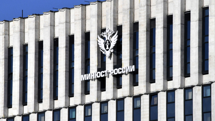 Минюст РФ попросил суд прекратить деятельность "Комсомола России" - Новости на Вести.ru