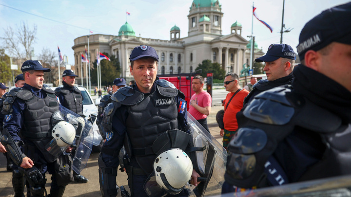 Снайперов заметили на зданиях вокруг администрации президента Сербии - Новости на Вести.ru