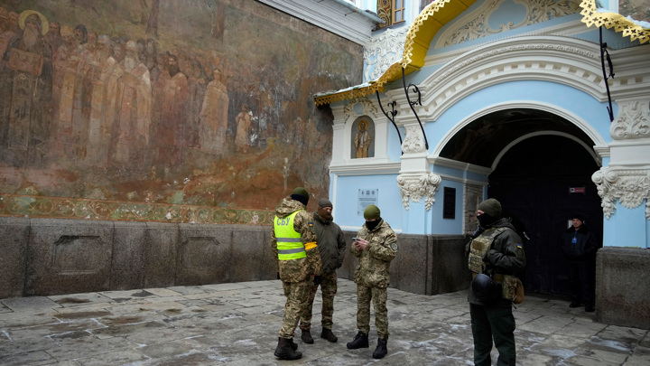 Публицист Худиев: киевский режим хочет обратить церковь в национализм - Новости на Вести.ru