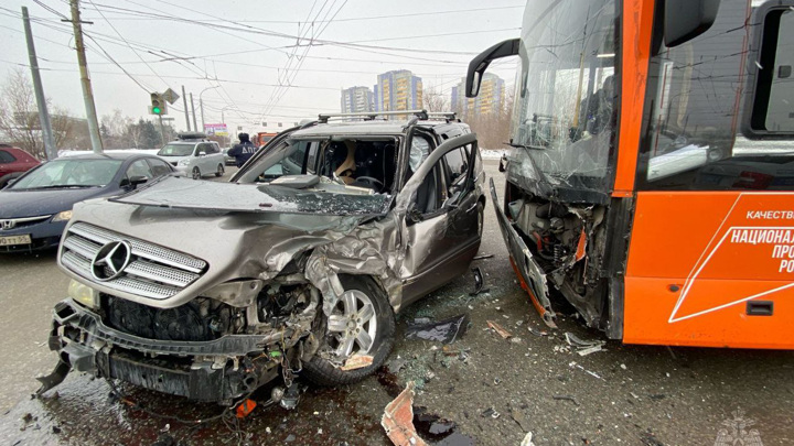 В Омске при столкновении автобуса с двумя автомобилями пострадали три человека - Новости на Вести.ru