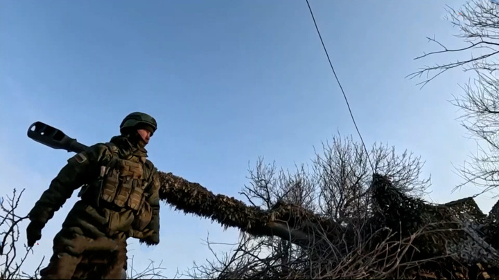 Российские бойцы обеспечили быстрый переход Курахова в глубокий тыл - Новости на Вести.ru